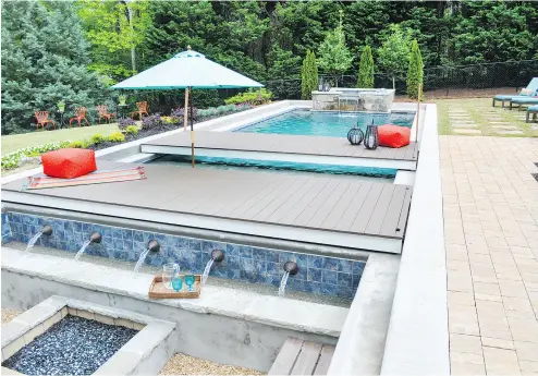  ?? CHIP WADE / THE ASSOCIATED PRESS / WADEWORKSC­REATIVE. COM ?? A pool area with movable platforms which make for a multi-use backyard that cleverly maximizes the square footage.