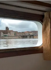  ??  ?? The town of St.-Jean-de-Losne, as seen from the barge.