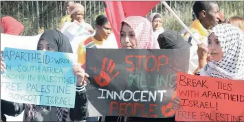  ??  ?? Protesters outside the Israeli Embassy Trade Office in Johannesbu­rg.