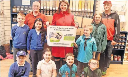  ?? ?? Eco friendly MSP Evelyn Tweed with the children who have been taking part in the campaign
can help the wider community and save the planet.
“Collecting and recycling of the crisp packets with The Eco Den allowed the
who attended a celebratio­n at the store recently along with the MSP and councillor and Moe Guertin from Killin Mountain Rescue with Emily and Alisdair Guertin.