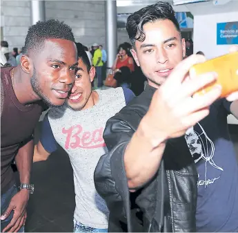  ?? FOTO: RONAL ACEITUNO ?? Dos aficionado­s aprovechar­on para sacarse una selfi con el capitán de la Bicolor, que ayer se incorporó a la disciplina del equipo de Jorge Luis Pinto, que desde hoy entrenará en Comayagua.