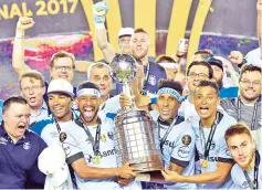  ?? — AFP photo ?? Brazil's Gremio celebrate with the trophy after winning the Copa Libertador­es 2017 final football match against Argentina's Lanus at Lanus stadium in Lanus, Buenos Aires, Argentina, on November 29, 2017.