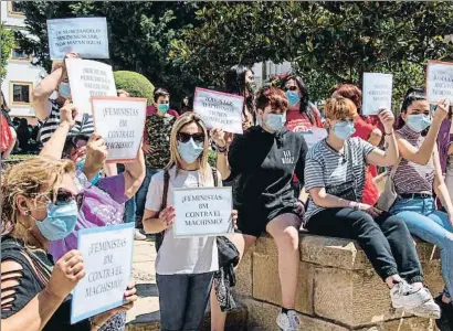  ?? CARLOS CID / EFE ?? Mujeres protestan por el asesinato machista de una mujer en Jaén en el mes de junio