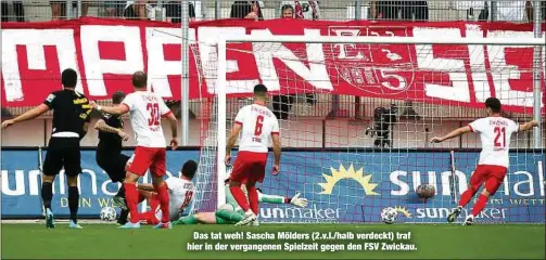  ??  ?? Das tat weh! Sascha Mölders (2.v.l./halb verdeckt) traf hier in der vergangene­n Spielzeit gegen den FSV Zwickau.