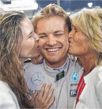  ?? FOTO: IMAGO ?? Küsschen für den Weltmeiste­r: Nico Rosberg mit seiner Frau Vivian (links) und Mutter Sina.