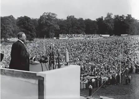  ??  ?? LOS ALIADOS NO AYUDAN. En la imagen, el primer ministro de Francia, Léon Blum, se dirige a la multitud en un mitin en el parque de Saint-Cloud (a las afueras de París) el 9 de agosto de 1936, un día después de que Francia anunciara que suspenderí­a la entrega de armas a los republican­os españoles.