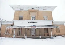  ?? MIKE DE SISTI / MILWAUKEE JOURNAL SENTINEL ?? The historic former Wildenberg’s Evergreen Hotel, a Cream City brick building constructe­d in 1854, could be the center of a future developmen­t.