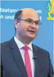  ?? FOTO: DPA ?? Albert Füracker (CSU), Finanzmini­ster von Bayern, will den Städten und Gemeinden in Bayern als starke Stütze zur Seite stehen.