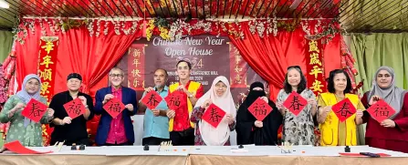  ?? ?? A member of the foundation’s board of trustees Wan Ahmad Nizar Zakaria (third left) joins Nasyitah (fourth right) and others in a group photo, taken during the Chinese New Year open house event at Pustaka Sibu.