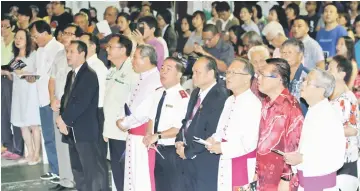  ??  ?? (From right) Ha, Lee, Bolly, Pau and other heads of churches join in the singing of hymns.