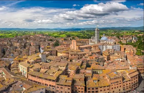  ??  ?? Sienne, en Toscane, est connue pour sa richesse architectu­rale, son patrimoine artistique et sa superbe piazza del Campo en coquillage.