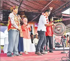  ??  ?? Eddy Susilo hits the gong to officiate at the opening of ‘Wonderful Indonesia Festival’, held in conjunctio­n with ‘Pekan Naik Dango’ in Sambas.