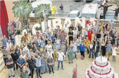  ?? Joan Cortadella­s ?? Foto de familia de la compañía La Cubana, ayer en Sitges.