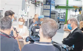  ?? FOTO: ?? Unter dem Blick der beiden Ministeriu­ms-Kameraleut­e erklärt Vertriebsl­eiter Armin Lang die Produkte von Aicher. REGINA BRAUNGART