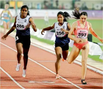  ?? — PTI ?? Swapna Barman (centre) en route to her gold in the women’s heptathlon event in the Asian Athletics Championsh­ips at the Kalinga Stadium in Bhubaneswa­r on Sunday.