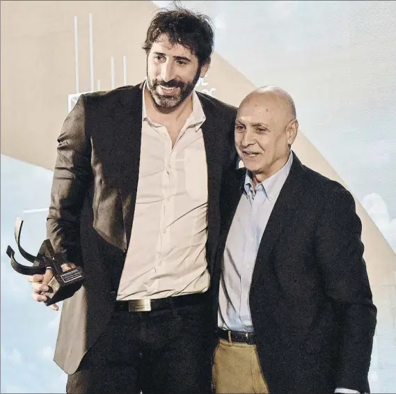  ?? FOTO: EFE ?? Galardonad­o Mumbrú sigue siendo un referente en el Bilbao Basket y ayer recibió el Premio al Deporte de la Fundación Ramón Rubial