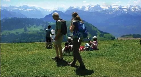  ?? Fotos: nd/Gabi Kotlenko ?? Traumhafte­r Panoramabl­ick von der Rigi (oben). Klaus Hess gibt Ausflugsti­pps (unten links). Nach der Nacht in der Jurte auf dem Rochers-de-Naye.