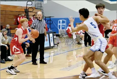  ?? PILOT PHOTO/MAGGIE NIXON ?? Nolan Bales squares up for one of his five first-half threes as Easton Strain sets the pick on Kaleo Kakalia.