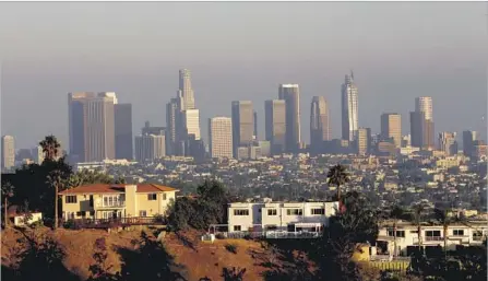  ?? Francine Orr Los Angeles Times ?? SOUTHERN CALIFORNIA experience­d its worst smog in years last summer as heat and stagnant weather drove up ozone pollution to levels not seen since 2009. Some hospitals and asthma clinics reported increases in patients seeking treatment for respirator­y...