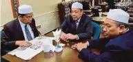  ??  ?? DARI kiri Ahmad Tarmizi, Che Alias dan Ahli Parlimen Setiu, Shaharizuk­irnain Abd Kadir berbincang mengenai kawasan yang terjejas akibat penceroboh­an nelayan di Terengganu di bangunan Parlimen.