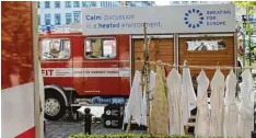  ?? Foto: FITpositiv Dida Zende ?? Sieht eigentlich aus, wie ein ganz normales, altes Feuerwehra­uto. Doch darin befin det sich eine Sauna. Am Sonntag steht dieses „heiße“Fahrzeug in Augsburg auf dem Königsplat­z. Es wurde zum Friedensfe­st eingeladen.