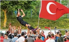  ?? Foto: Erwin Hafner ?? Spieler und Anhänger von Türksport Kempten feiern hier Mittelfeld­spieler Emre Aydin, doch der Sieg seines Teams blieb wirkungslo­s.