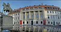  ??  ?? Das Hauptgebäu­de der Hochschule für Musik „Franz Liszt“und das Denkmal für Großherzog Carl August. Foto: Martin Schutt, dpa