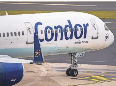  ?? FOTO: DPA ?? Eine Maschine von Condor am Düsseldorf­er Flughafen: Die traditions­reiche Airline hat insgesamt 50 Flugzeuge und braucht Geld.