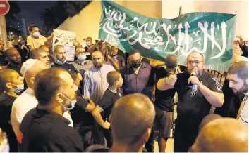  ?? PHOTO AFP ?? Manifestat­ion hier devant la résidence de l’ambassadeu­r de France en Israël pour dénoncer les propos d’Emmanuel Macron sur les caricature­s du prophète Mahomet.