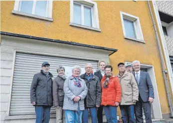  ?? FOTO: JUL ?? Senioren bauen sich in der ehemaligen Metzgerei „Igel“altersgere­chte Wohnungen. Lob gibt es dafür von Bürgermeis­ter Magnus Hoppe (Fünfter von rechts) und dem Landtagsab­geordneten Klaus Burger (rechts).