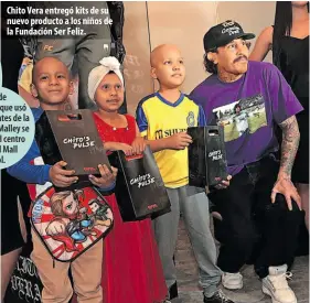  ?? Foto: Freddy Rodríguez / EXTRA ?? Chito Vera entregó kits de su nuevo producto a los niños de la Fundación Ser Feliz.
El kit de vestimenta que usó Chito Vera antes de la pelea con O’Malley se exhibe en el centro comercial Mall del Sol.