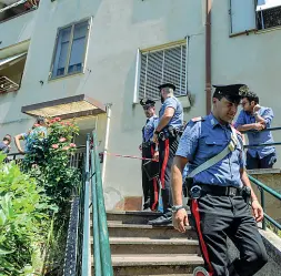  ?? (foto Berti/Sestini) ?? I carabinier­i davanti alla casa della tragedia, sopra Dario Capecchi