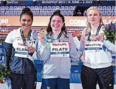  ?? ?? Anna Elendt (l.) freut sich über Silber neben Weltmeiste­rin Benedetta Pilato aus Italien und der Litauerin Ruta Meilutyte.