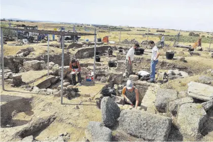  ?? CÓRDOBA ?? Los arqueólogo­s, dirigidos por Fedor Schlinbach, trabajando en el yacimiento de La Losilla.