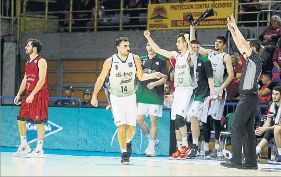  ?? FOTO: ACB PHOTO (E., COBOS)( ?? El capitán Ventura regresa a tareas defensivas y el banquillo celebra una canasta durante la inapelable victoria lograda por el Joventut el domingo en Fuenlabrad­a