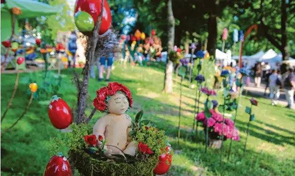  ?? Archivfoto: Sabine Roth ?? Auch dieser Farbtupfer fehlt in diesem Jahr im Friedberge­r Veranstalt­ungskalend­er. Der Sonnwend-Töpfermark­t fällt aus.