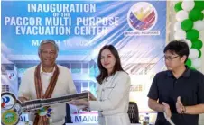  ?? PHOTOGRAPH COURTESY OF PAGCOR ?? SAN Manuel town Mayor Cresencia Tesoro of San Manuel, Tarlac (center) awards the ceremonial key for the new multipurpo­se facility funded by the state gaming regulator as San Manuel Vice Mayor Atty. Benjamin Tesoro looks on.