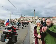  ?? Foto: Tomáš Krist, MAFRA ?? Na dvou kolech Prahou včera projela více než stovka motorkářů, kteří podporoval­i Pavla při cestě na Hrad.