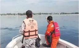  ?? ?? TIGHT WATCH – Philippine Coast Guard (PCG) personnel monitor the waters off Barangay 61 in Cavite City on Wednesday, May 13, 2023, where a massive fish kill was earlier reported. (Photo from the PCG)