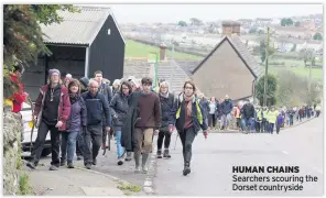  ??  ?? HUMAN CHAINS Searchers scouring the Dorset countrysid­e