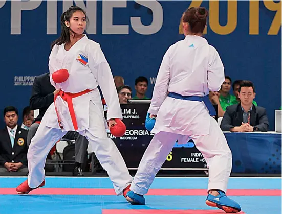  ?? @tribunephl_bob ?? JAMIE Lim (left) wins the SEA Games gold medal to step out of the giant shadow of her father, basketball legend Samboy Lim.