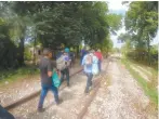  ??  ?? Los migrantes que viajan por su cuenta caminan 164 km por la selva Lacandona rumbo a Palenque.