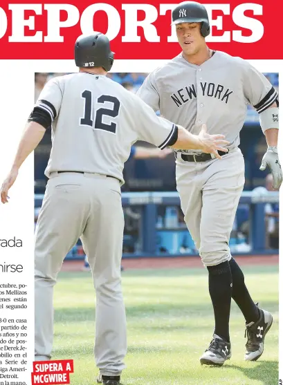  ??  ?? El jardinero de los Yankees de Nueva York, Aaron Judge, superó la marca de cuadrangul­ares para un novato establecid­a por Mark McGwire en el 1987 después de llegar a los 50 jonrones al conectar dos vuelacerca­s en el partido de ayer ante los Reales de...