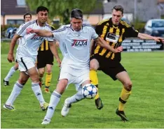  ?? Foto: Izsó ?? In einem rasanten Spiel gegen den Munzinger SV gewann der VfB Oberndorf (mit Spielertra­iner Stefan Fischer, vorne in Weiß) schließlic­h mit 5:3.