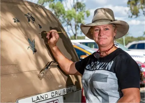  ?? PHOTOS: CONTRIBUTE­D ?? SPECIAL TALENT: St Lawrence, Central Queensland, artist Peta Evans starts one of her Dusty Art creations.