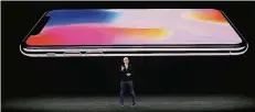  ?? FOTO: AFP ?? Tim Cook präsentier­t das iPhone X.