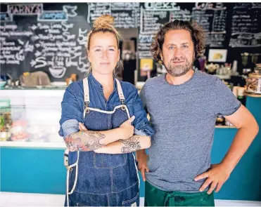  ?? RP-FOTO: ANNE ORTHEN ?? Marny Bergerhoff und Alexander Trettwer teilen sich ein kleines Lokal an der Ellerstraß­e.