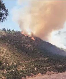  ??  ?? ► Ayer la Onemi bajó la alerta roja producto del incendio forestal de Litueche.