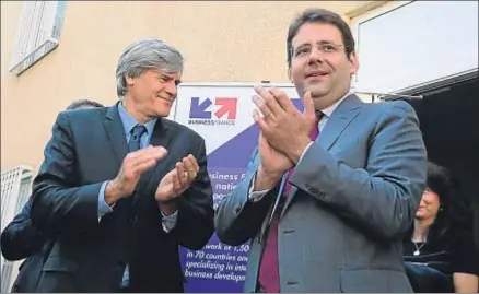  ?? ATTA KENARE / AFP ?? Matthias Fekl (derecha), con el ministro de Agricultur­a, Stephane Le Foll, en una feria en Teherán