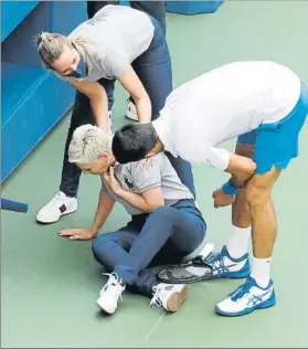  ?? FOTO: AP ?? Novak Djokovic se interesa por la jueza de línea, en el suelo y quejándose del cuello